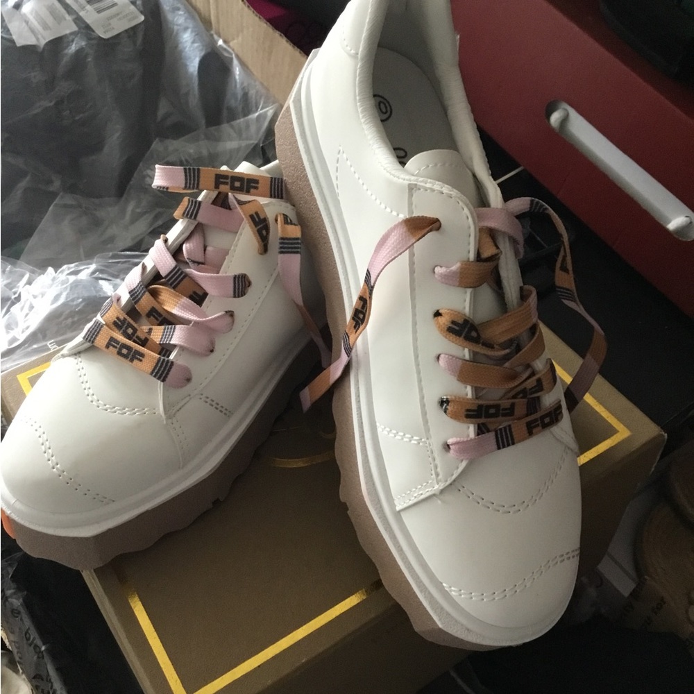 NWOT White La Sheela Women’s Sneakers